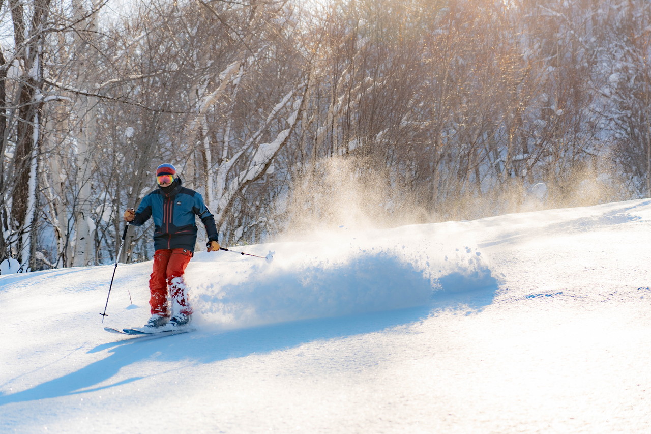 小樽天狗山スキー場　大雲海発生！息を吞む絶景とドライパウダー。北海道の雪山の魅力が詰まったローカルゲレンデを滑る！